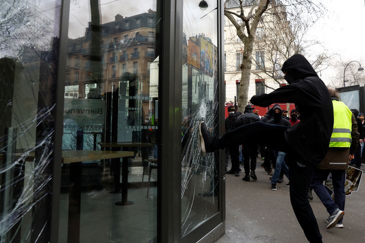 En McDonald's i Paris blev offer for demonstranternes vrede. Foto: Gonzalo Fuentes/Ritzau Scanpix