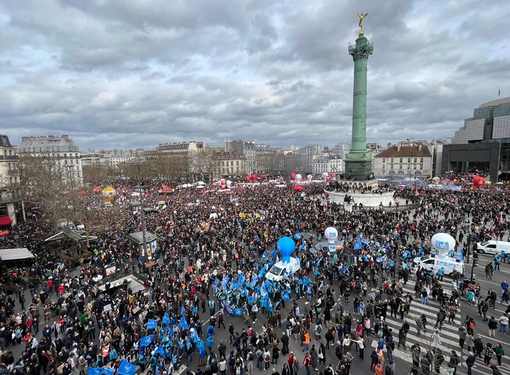 Tusindvis af mennesker har samlet sig på gaderne i Paris. Foto: Thomas Samson/Ritzau Scanpix