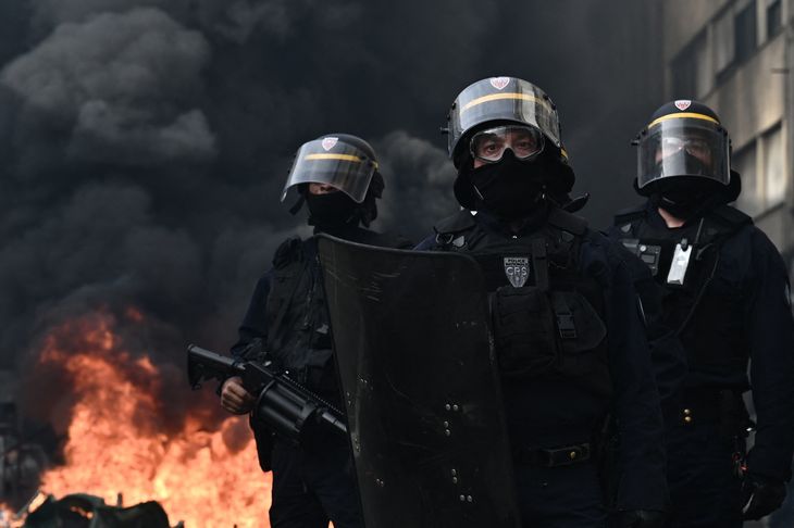 Kampklædte betjente på gaden i Bordeaux. Foto: Philippe Lopez/Ritzau Scanpix