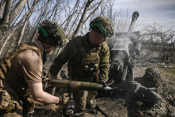 Ukrainske styrker affyrer artilleri i Bakhmut, hvor nogle af krigens hårdeste kampe har fundet sted. Foto: Aris Messinis/Ritzau Scanpix