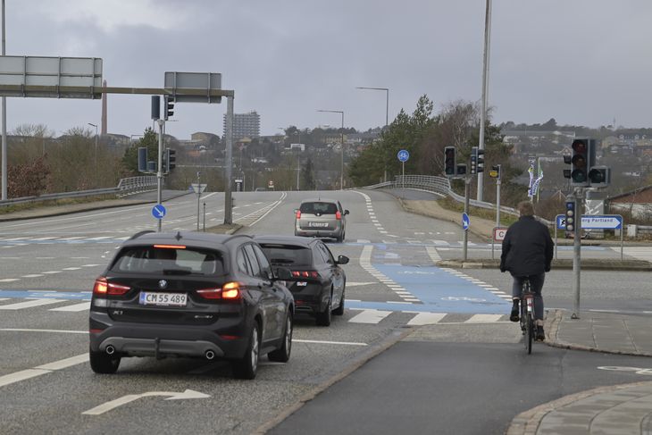 Biler forsøger tålmodigt at komme rundt i trafikken i Aalborg. Foto: René Schütze