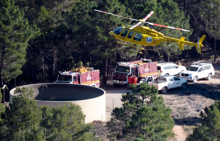 Helikoptere kom som støtte til de 500 brandmænd, der var tilkaldt området. Foto: Jose Jordan/Ritzau Scanpix