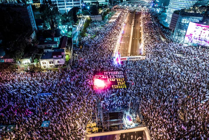Voldsomme protester i Tel Aviv lørdag, hvor forsvarsministeren blev fyret for at kræve reformen droppet. Foto: Oren Alon/Ritzau Scanpix