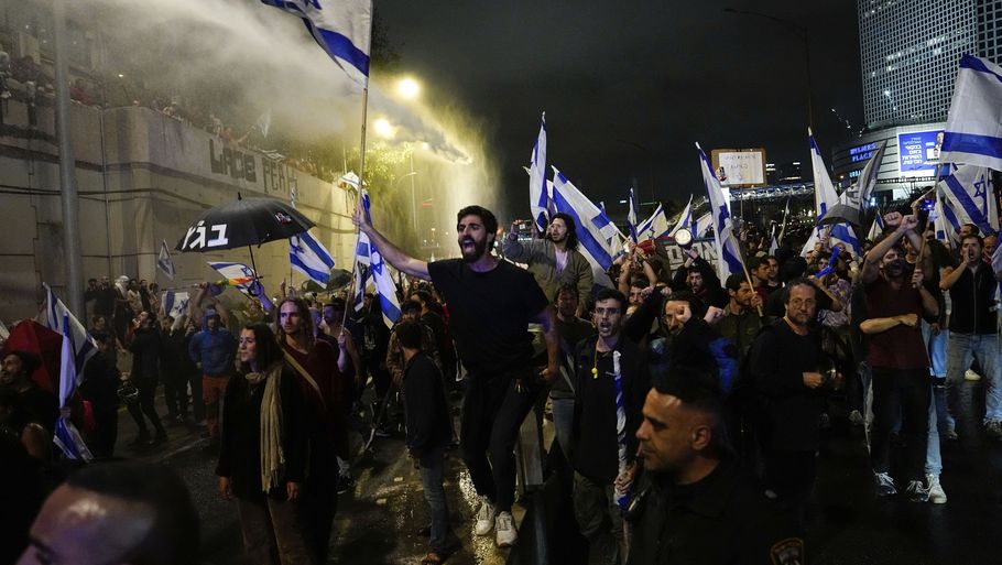 Der var på ny hundredtusinder af demonstranter på gaden i Tel Aviv og andre byer i Israel lørdag aften for at få stoppet premierminister Benjamin Netanyahus domstolsreform. Foto: Ariel Schalit/Ritzau Scanpix
