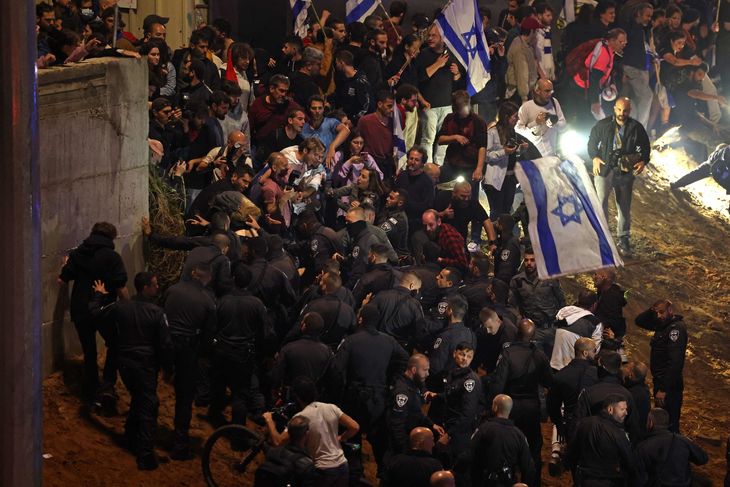 Vrede israelere på gaden i Tel-Aviv. Foto: Ahmad Gharabli/Ritzau Scanpix