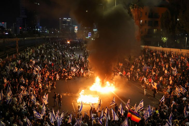 Demonstranterne samlede sig blandt andet foran ministerpræsident Benjamin Netanyahus hjem i Jerusalem. Foto: Ahmad Gharabli/Ritzau Scanpi