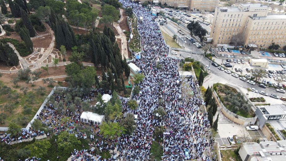 Der har igen mandag været demonstrationer i Israel, her i byen Jerusalem, mod regeringens domstolsreform. Foto: Stringer/Reuters
