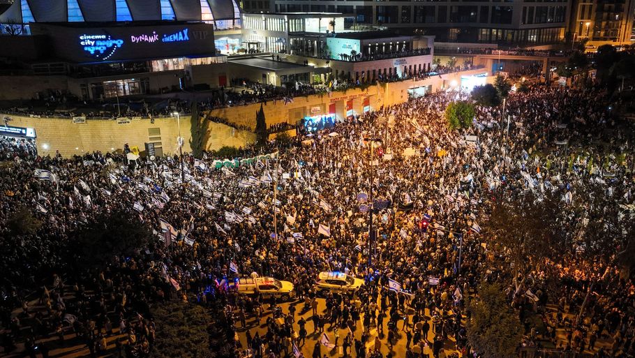 Demonstranter fylder gaderne i Jerusalem mandag aften. Foto: Ilan Rosenberg/Reuters