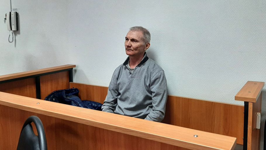 Russiske Aleksej Moskaljov, som er far til en 13-årig datter, er blevet idømt to års fængsel for at miskreditere Ruslands væbnede styrker. Foto: Sota/Reuters