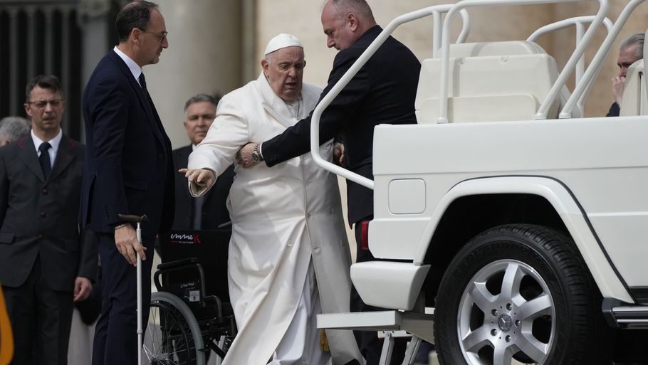 Pave Frans skulle have hjælp til at komme ombord på sin bil - populært kaldet 
