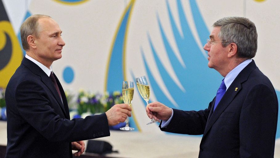 Thomas Bach og IOC har svært ved at beslutte sig for, om Vladimir Putins Rusland må lege med ved OL. Foto: Mikhail Klimentyev/Ritzau Scanpix