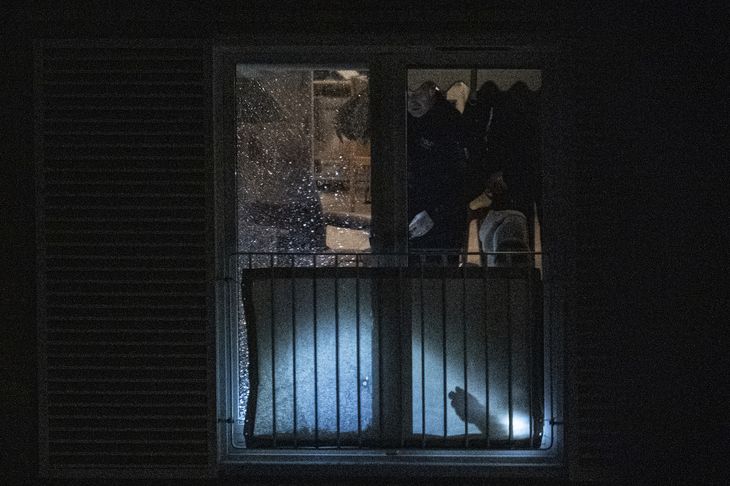 Politiet undersøger glasdøren til lejligheden, hvor man kan ane et skudhul nederst. Foto: Kenneth Meyer 