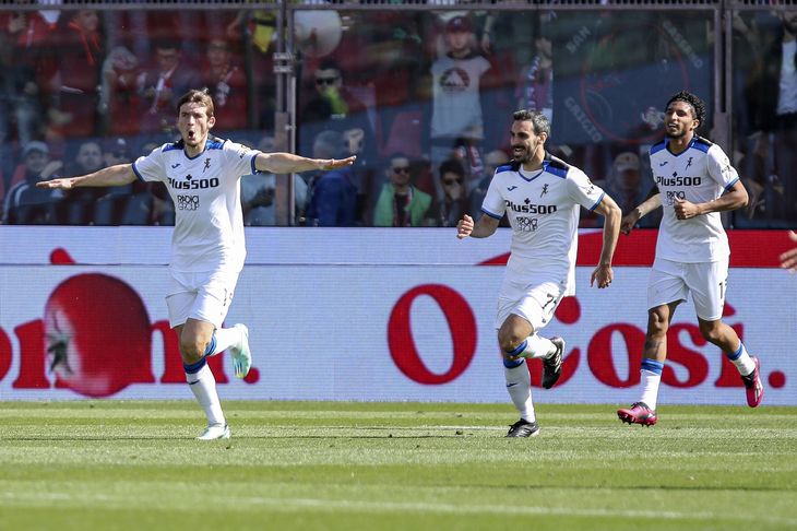 Atalantas Marten De Roon (til venstre) kunne fejre målet til 1-0 ude mod Cremonese i Serie A. Foto: Stefano Nicoli/Ritzau Scanpix