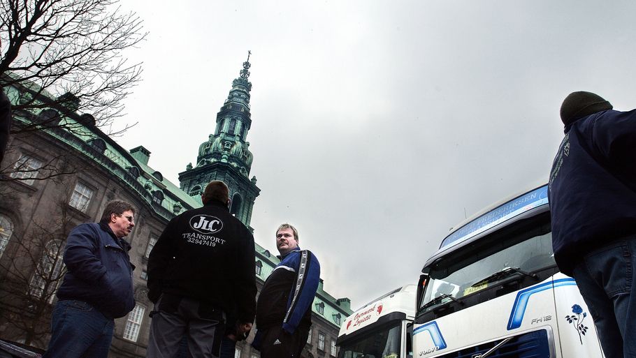 Lastbilerne vil holde i siden af vejen på Christiansborg Slotsplads, Børsgade, Slotsholmsgade og inde i Rigsdagsgården. (Arkivfoto). Foto: Niels Ahlmann Olesen/Ritzau Scanpix