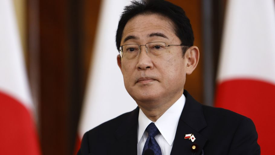 Japans premierminister, Fumio Kishida, har udtalt, at 'man arbejder med højeste priotet for at redde liv'. Foto: Michal Dyjuk/Ritzau Scanpix.