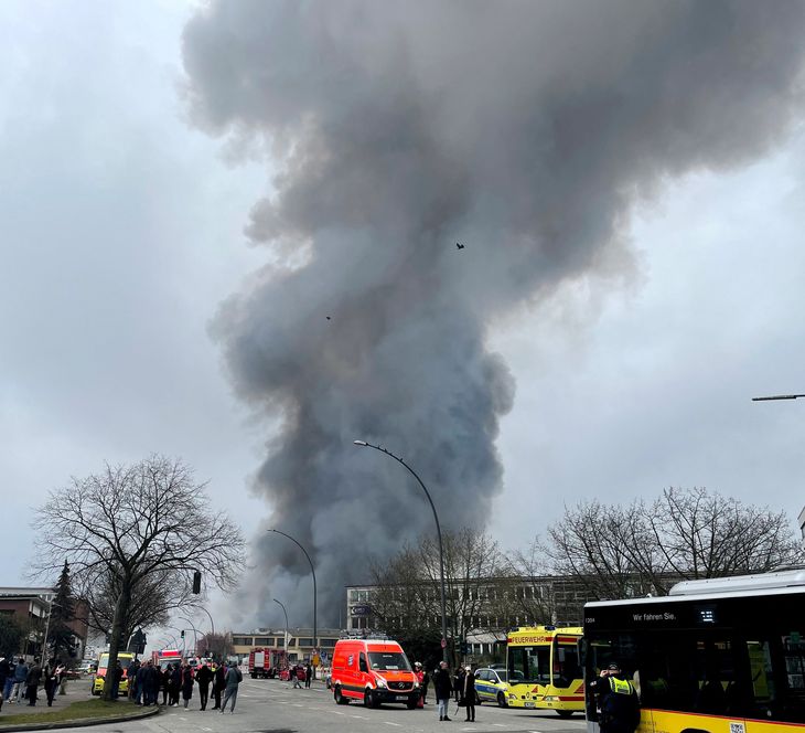 Røgen tårner sig op fra en brand nær Hamburgs bymidte søndag. Foto: Ritzau Scanpix/STAFF