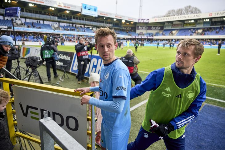 Jakob Ankersen hilser på sin tvillingebror, Peter, der ligesom ham selv kæmper med spilletiden i sin klub. Foto: Claus Bonnerup