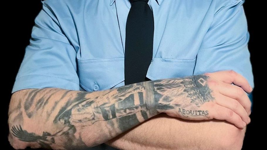 Kriminalforsorgen lemper på adgangsreglerne for folk med synlige tatoveringer- og gør det mere attraktivt at arbejde for pensionerede. Foto: Kriminalforsorgen