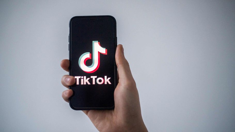Ifølge Center for Cybersikkerhed er der risiko for, at man kan blive udsat for spionage, hvis man bruger TikTok. Foto: Loic Venance/Ritzau Scanpix