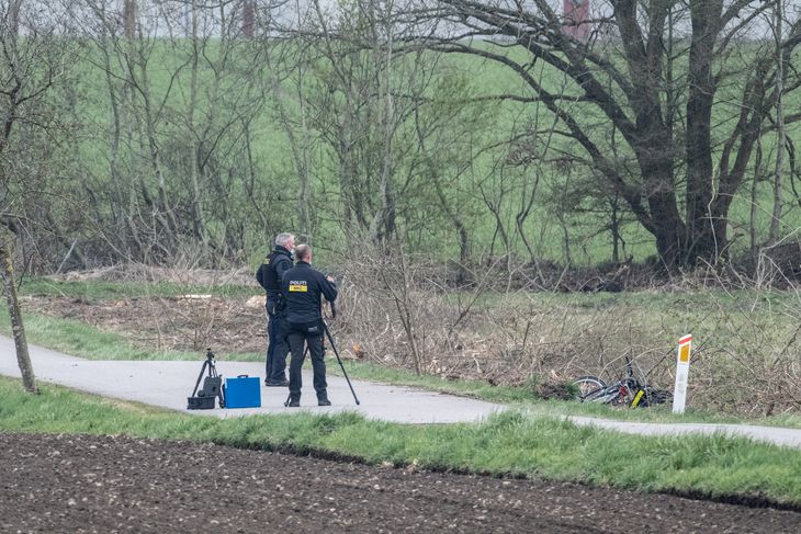 Politiet efterforsker området, hvor cyklen blev fundet. Foto: Per Rasmussen