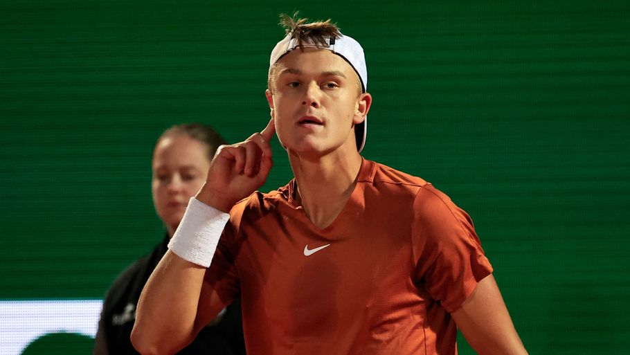 'Hvad siger I'? Holger Rune havde travl med de italienske fans under semifinalen i Monte-Carlo Masters. Foto: Valery Hache/AFP/Ritzau Scanpix