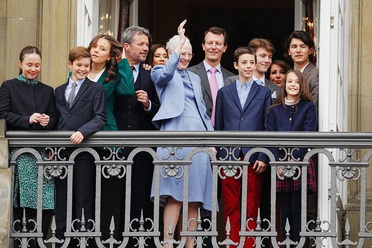 Dronningen fik til slut stuvet hele sin familie sammen på den ene balkon. Foto: Mads Claus Rasmussen/Ritzau Scanpix
