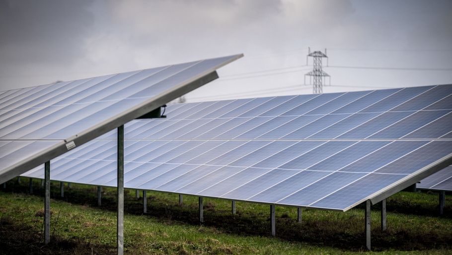 Sammenlagt vil ændringen ifølge EnergiWatch komme til at koste op mod 85.000 ejere af solceller og husvindmøller omkring 40 millioner kroner. (Arkivfoto). Foto: Mads Claus Rasmussen/Ritzau Scanpix