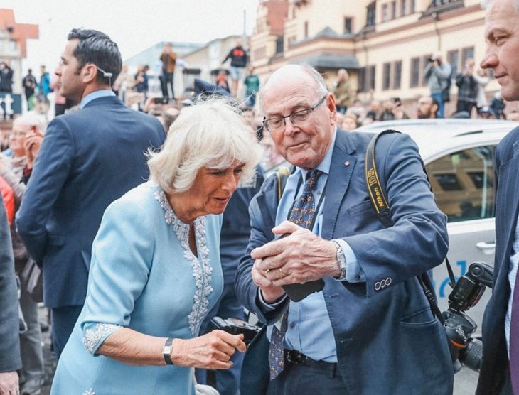 Arthur Edwards har i 45 år som fotograf haft et enestående forhold til de engelske kongelige. Her hjælper han dronning Camilla til rette. Foto: The Sun