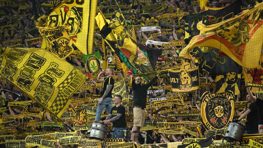 Dortmunds mange fans havde masser af glæde sig over lørdag, hvor mestrene fra Bayern München tabte, og Dortmund vandt over Frankfurt. Foto: Ina Fassbender/Ritzau Scanpix