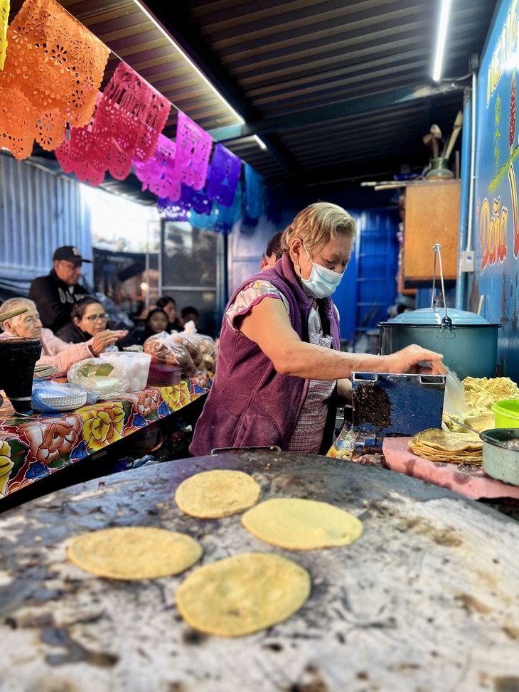 Glem alt om tørre tacos og slatne burritos hos Donã Valle, som er kendt fra Netflix-serien 'Street Food: Latinamerika', der laver memelas. Her står både lokale og turister i kø for at smage den ingrediens, der har gjort hende verdensberømt, nemlig salsa morita. Foto: Sophie Schou Jensen