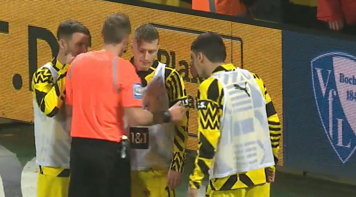 Flere Dortmund-spillere undrede sig gevaldigt. Screendump: Viaplay