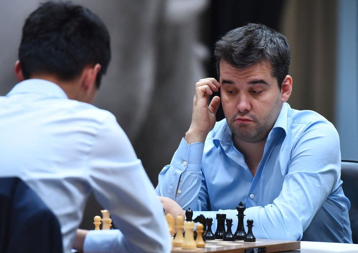 Ian Nepomniachtchi (th) spillede også VM-kamp sidste år. Dengang tabte han til Magnus Carlsen. I år blev det til endnu et nederlag. Foto: Vladislav Vodnev/Ritzau Scanpix