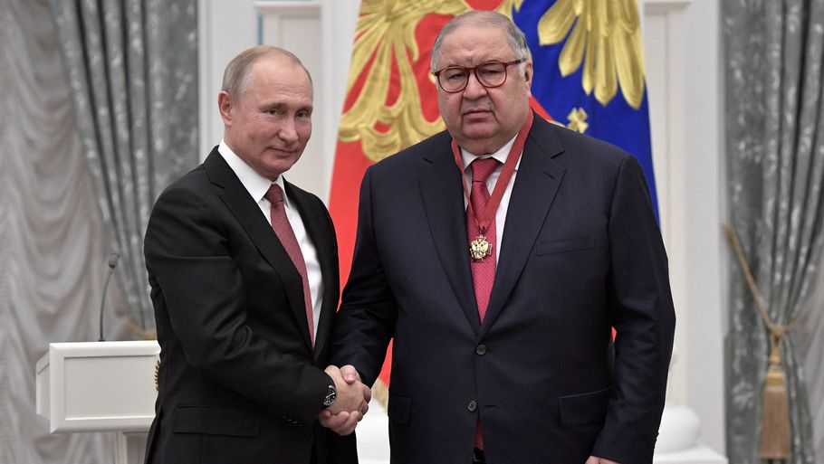 Alisher Usmanov i selskab med Vladimir Putin. Førstnævnte fik indefrosset sine aktiver i EU efter Ruslands invasion af Ukraine. Foto: Sputnik/Ritzau Scanpix