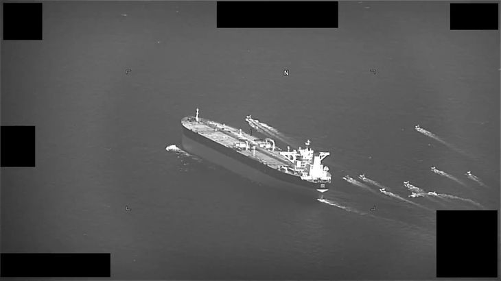 Mindst ti krigsskribe beslaglagde endnu en gang en olietanker. Foto: USA’s flåde/@US5thFleet via Twitter
