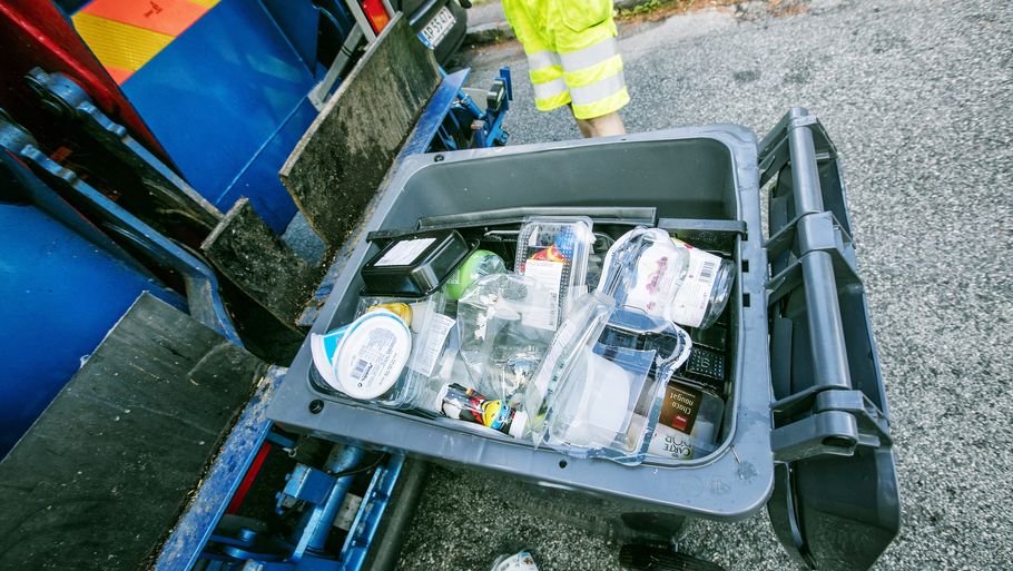 Det er forskelligt fra kommune til hvordan du skal rengøre glas, dåser og kartoner inden du smider dem ud. Foto: Per Morten Abrahamsen, Videncentret Bolius