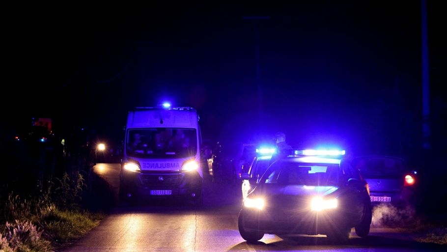 En ambulance forlader gerningsstedet efter skyderi i Serbien nær byen Mladenovac. Foto: Antonio Bronic/Reuters