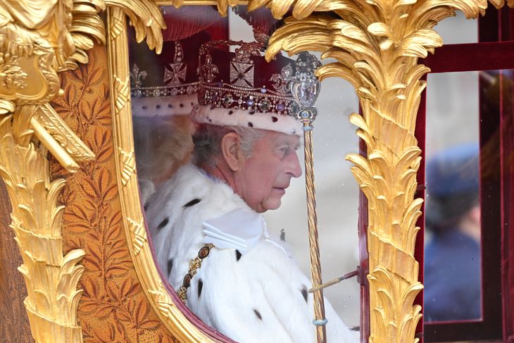 Også efter ceremonien blev kong Charles og dronning Camilla transporteret i guldkarret. Foto: Ritzau Scanpix