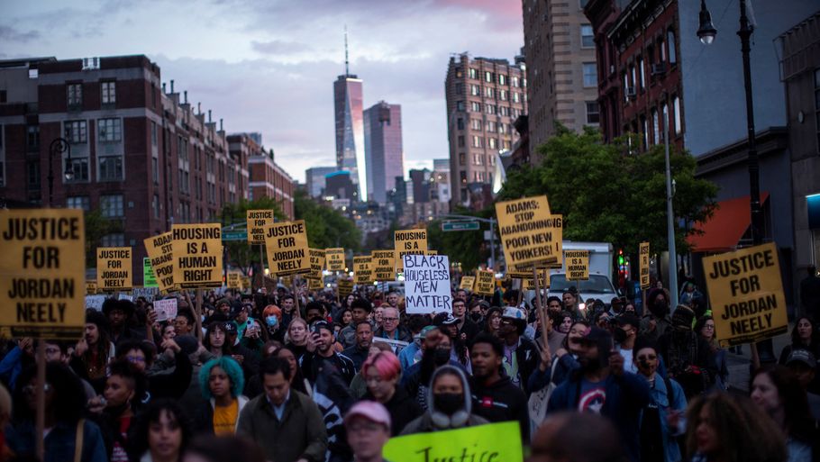 Den seneste uge har hundredvis af demonstranter protesteret over drabet på en sort hjemløs mand i New York City. Foto: Eduardo Munoz/Ritzau Scanpix