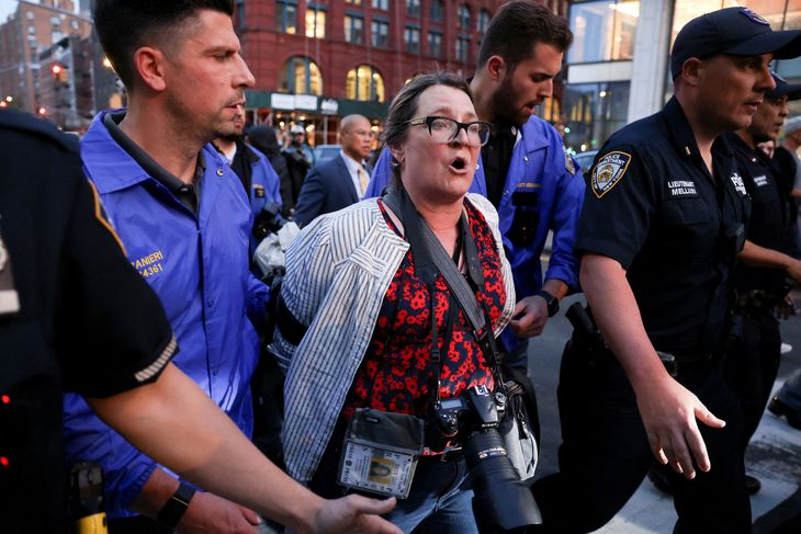 Journalist og fotograf Stephanie Keith bliver ført væk af politiet. Foto: Andrew Kelly/Ritzau Scanpix