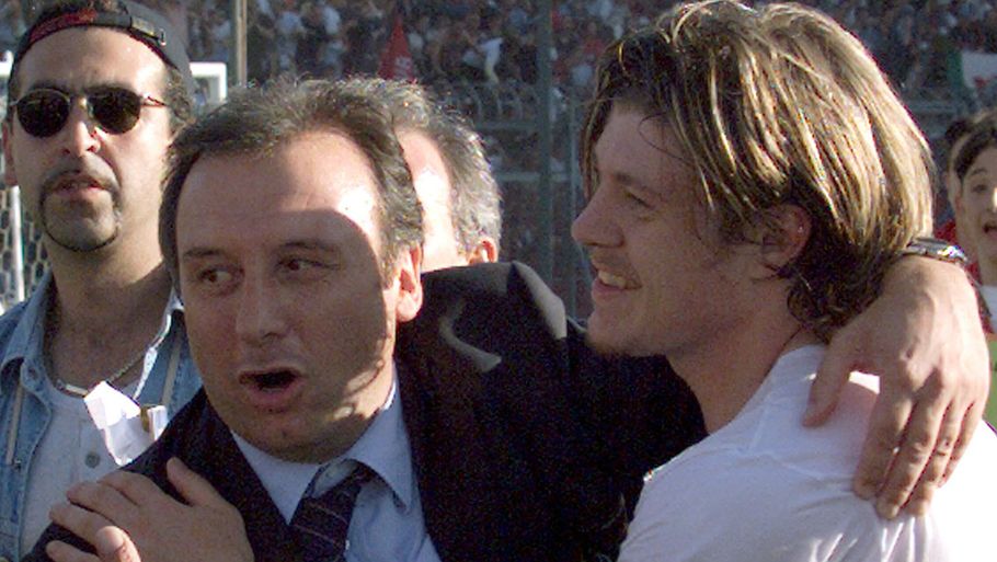 AC Milans daværende træner, Alberto Zaccheroni, omfavner Thomas Helveg i 1999. Foto: Stefano Rellandini