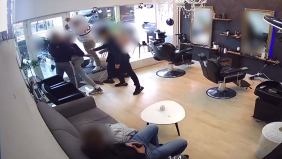 Stillfoto fra videoovervågning i frisørsalon i slutningen af marts, hvor der er en konfrontation. Privat