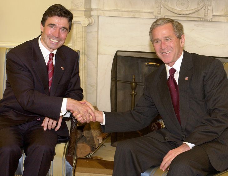 Fogh har altid haft et godt tag på amerikanerne. Og omvendt. Her er han med George W. Bush i 2002. Arkivfoto: Ritzau Scanpix