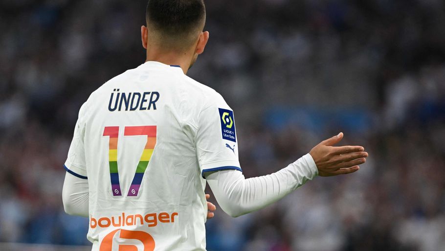 Spillere i Frankrigs to øverste fodboldrækker skulle i weekenden bære trøjer med regnbuemønstrede spillernumre bagpå. Foto: Nicolas Tucat/Ritzau Scanpix