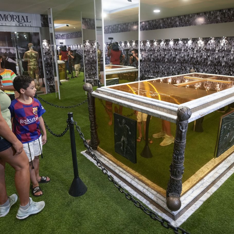 Pelés forgyldte grav er nu åben for offentligheden pic billede