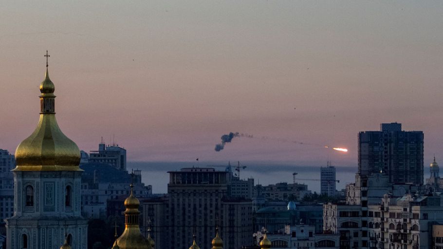Torsdag morgen var luftsirenerne også i gang i Ukraine. På billedet ses et missil eksplodere på himlen. Foto: Stringer/Reuters