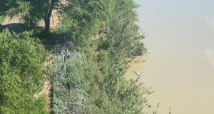 På den amerikanske side af af Rio Grande er der sat pigtrådshegn op. Iturevet tøj på hegnet vidner om forsøg på at komme igennem. Foto: Ditte Lynge