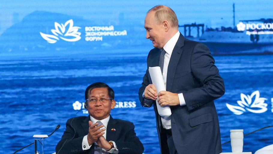 Putin smiler, mens han skynder sig forbi sin gode ven Min Aung Hlaing, som leder militærjuntaen i Myanmar. Foto: Sergei Bobylev/Ritzau Scanpix