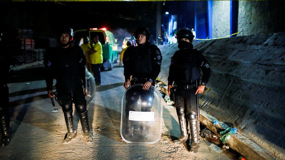 Både politi og soldater er til stede på et stadion i El Salvador, hvor ni personer lørdag har mistet livet. Foto: Jose Cabezas/Reuters
