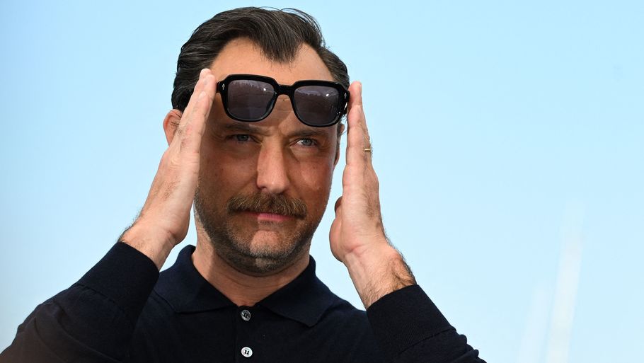 Jude Law var mandag til filmfestival i Cannes, hvor han fortalte om sin usædvanlige metode til at komme i kontakt med rollen som Henry VIII. Foto: Patricia de Melo Moreira/Ritzau Scanpix