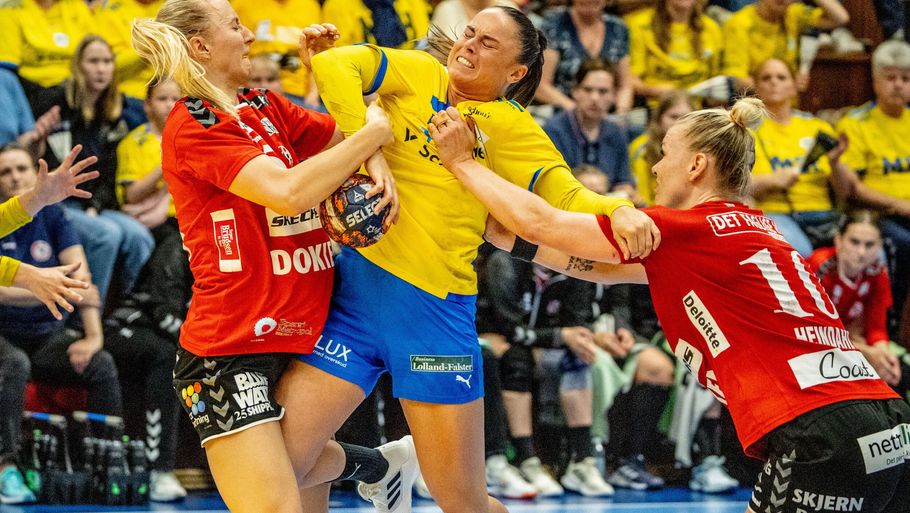 De rødklædte Esbjerg-spillere havde godt styr på hjemmeholdet. Foto: Ingrid Riis/Ritzau Scanpix